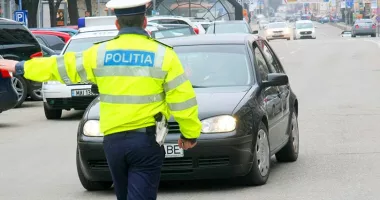 Stire din Eveniment : Doi șoferi depistați în trafic. Unul băut, celălalt fără drept de a conduce