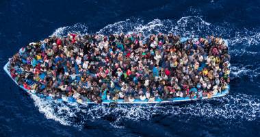 Stire din Actualitate : Criza imigranților / Sute de oameni au murit, după ce două ambarcațiuni s-au răsturnat