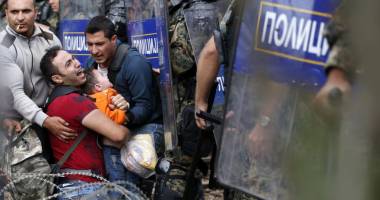 Macedonia își redeschide frontiera cu Grecia pentru imigranți