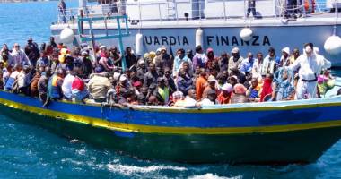 Stire din Actualitate : Criza imigranților. UE plănuiește o misiune în Marea Mediterană