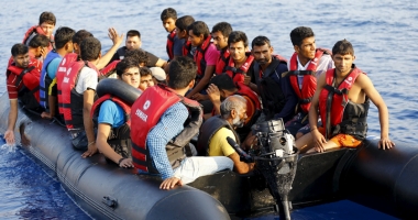 Stire din Actualitate : La un pas de moarte. Mii de imigranți, salvați din apele mării