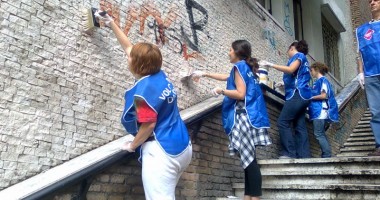 Stire din Actualitate : Locuitorii Romei luptă împotriva degradării orașului