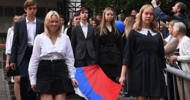 Stire din Actualitate : Elevii ruși vor trebui să cânte imnul și să arboreze steagul în fiecare săptămână