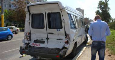 Impact violent între  o mașină și un microbuz