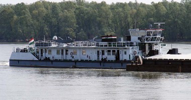 Stire din Economie : Împingătorul unguresc "Dunafoldvar" s-a scufundat în Canalul Dunăre - Marea Neagră