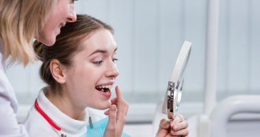 Stire din Sănătate : Implant dentar sau punte dentară? Care este diferența dintre cele două