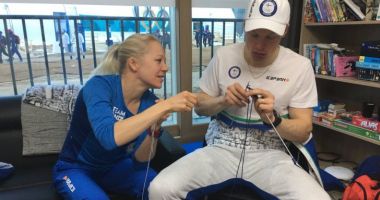 Stire din Sport : IMAGINEA ZILEI. Jocurile Olimpice de iarnă. Un antrenor împletește pe pista olimpică