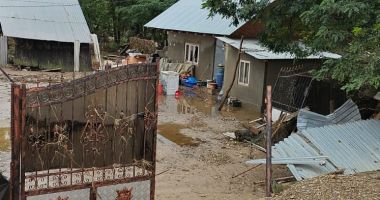 Stire din Social : Poştaşii ajută persoanele care au rămas fără case, în urma inundaţiilor
