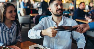 Stire din Economie : Impozitul pe bacșiș ar putea fi eliminat. Specialiștii spun că a fost un eșec