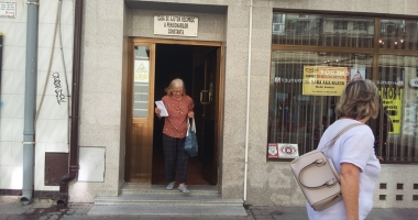 Stire din Social : Mii de bătrâni amărâți se împrumută ca să supraviețuiască. "Paradisul CARP-urilor este doar o iluzie"