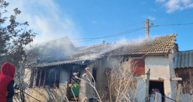 UPDATE. GALERIE FOTO. Pompierii constănțeni intervin de urgență. ARDE O CASĂ! - 2