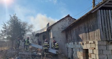 UPDATE. GALERIE FOTO. Pompierii constănțeni intervin de urgență. ARDE O CASĂ! - 3