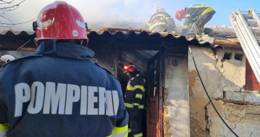 Stire din Eveniment : UPDATE. GALERIE FOTO. Pompierii constănțeni intervin de urgență. ARDE O CASĂ!