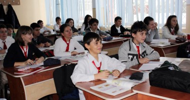 Stire din Cultură-Educație : Gata vacanța! Înapoi în bănci