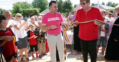 Stire din Politică-Administrație : Meci de tenis cu Matei, în noua sală de sport de la Năvodari