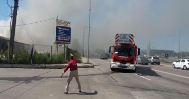Galerie Foto/Video. ALERTĂ! HALĂ DE PE VARIANTA CONSTANȚEI, CUPRINSĂ DE FLĂCĂRI! Pompier rănit în timpul misiunii