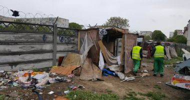 Adăpost improvizat, desființat de Poliția Locală