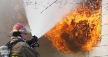 Stire din Eveniment : Abandonat în casă de mama lui, un tânăr imobilizat la pat a murit în incediul care i-a cuprins casa!