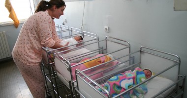 Stire din Social : INS. Câți copii români s-au născut în străinătate