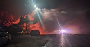 Stire din Eveniment : Incendiu violent azi-noapte în Crevedia. Oamenii afectați de tragedia din 2023, din nou pe drumuri