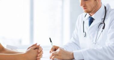 Stire din Sănătate : În ce condiții pot beneficia asigurații  de indemnizații pentru concediu medical