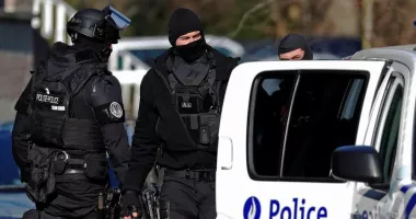 Stire din Actualitate : Scene de groază. Adolescent de 15 ani, stropit cu benzină și incendiat de un grup de minori