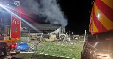 Stire din Eveniment : Un bărbat și-a incendiat iubita, apoi a fugit pe un cal. Femeia e în stare gravă
