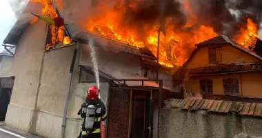 Stire din Eveniment : Tragedii în noaptea de Paște. Lumânările nesupravegheate au provocat incendii mortale