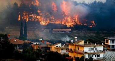 Stire din Actualitate : Incendii puternice în Turcia! Case și mașini din Izmir, cuprinse de flăcări