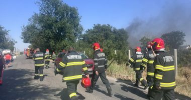 Stire din Eveniment : Un autocamion a luat foc între localitățile Medgidia și Tortoman! Incendiul se poate extinde