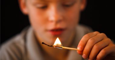 Stire din Eveniment : Semnale de la pompieri: învățați copiii ce să facă în caz de incendiu!