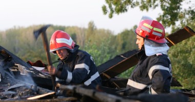 Stire din Eveniment : Incendiu la o casă părăsită de pe strada Labirint