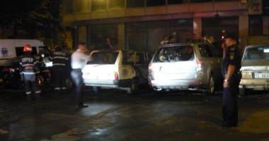 Stire din Eveniment : Trei mașini incendiate de un om al străzii beat și drogat