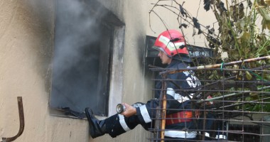 Arde un acoperiș de casă!