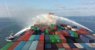 Stire din Economie : Incendiu pe un portcontainer britanic. Zeci de containere, DISTRUSE