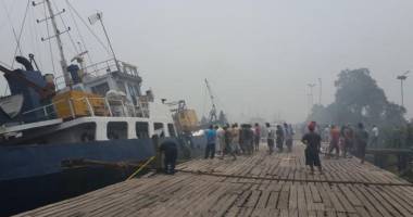 Stire din Economie : Incendiu în cala unui cargou indonezian