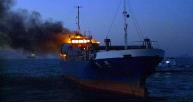 Incendiu pe o navă, în Suez