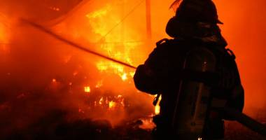 Stire din Eveniment : Incendiu de amploare la un depozit de artificii. Tone de materiale pirotehnice, arse