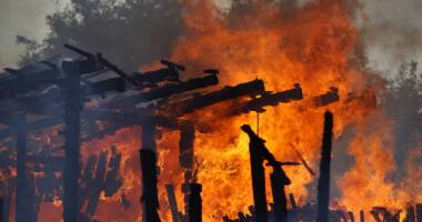 Un român și-a incendiat soția și fetița de câteva luni, apoi s-a sinucis