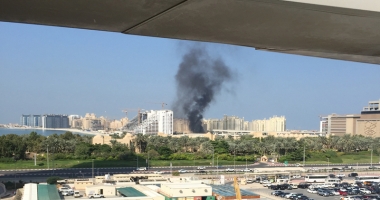 Stire din Actualitate : Incendiu violent  pe insula artificială Palm Jumeirah.  Un bloc luxos a fost cuprins de flăcări