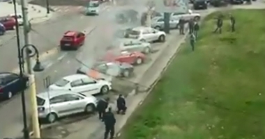 Stire din Eveniment : VIDEO. Autoturism în flăcări, în fața Primăriei Constanța. Jandarmii au stins focul