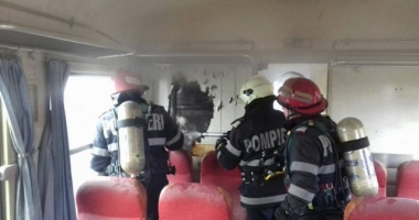 Stire din Eveniment : CLIPE DE PANICĂ ȘI GROAZĂ PENTRU CĂLĂTORI. Un tren a luat foc în mers