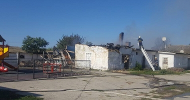 GALERIE FOTO-VIDEO. CAZ DRAMATIC LA CONSTANȚA! OPT COPII au rămas FĂRĂ CASĂ, după un INCENDIU DEVASTATOR - 4