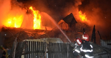 Stire din Eveniment : OPT CASE INCENDIATE! Focul a fost pus intenționat. Suspectul a fost internat la psihiatrie