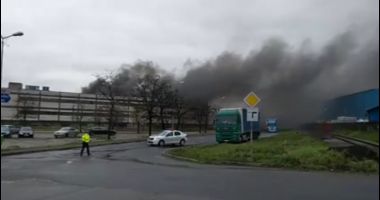 VIDEO / Alertă în urma unui incendiu puternic! Oamenii, sfătuiți să stea în case