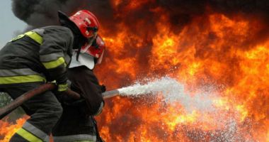 HAOS ÎN CENTRUL CONSTANȚEI! INCENDIU PUTERNIC la clădirea SPIT de pe bulevardul Tomis. Intervin PATRU AUTOSPECIALE - 1
