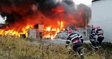 Stire din Eveniment : Pompierii se luptă cu flăcările! Populația, avertizată prin Ro-ALERT