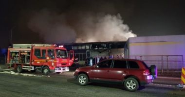INCENDIU PUTERNIC la un service auto. Șapte mașini au fost FĂCUTE SCRUM!