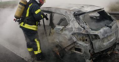 Stire din Eveniment : VIDEO / Alertă pe Autostrada Soarelui! ARDE O MAȘINĂ!