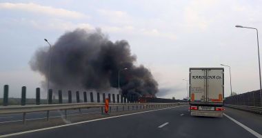 Stire din Eveniment : Pericol de explozie pe Autostrada A1! O cisternă cu benzină s-a răsurnat